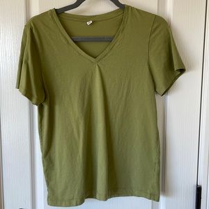 Uni Qlo olive green v-neck tee